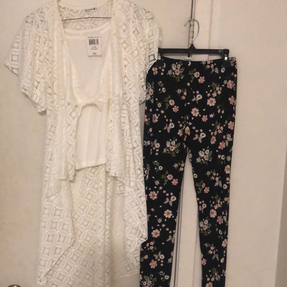 It is a 3 piece girl’s legging set.